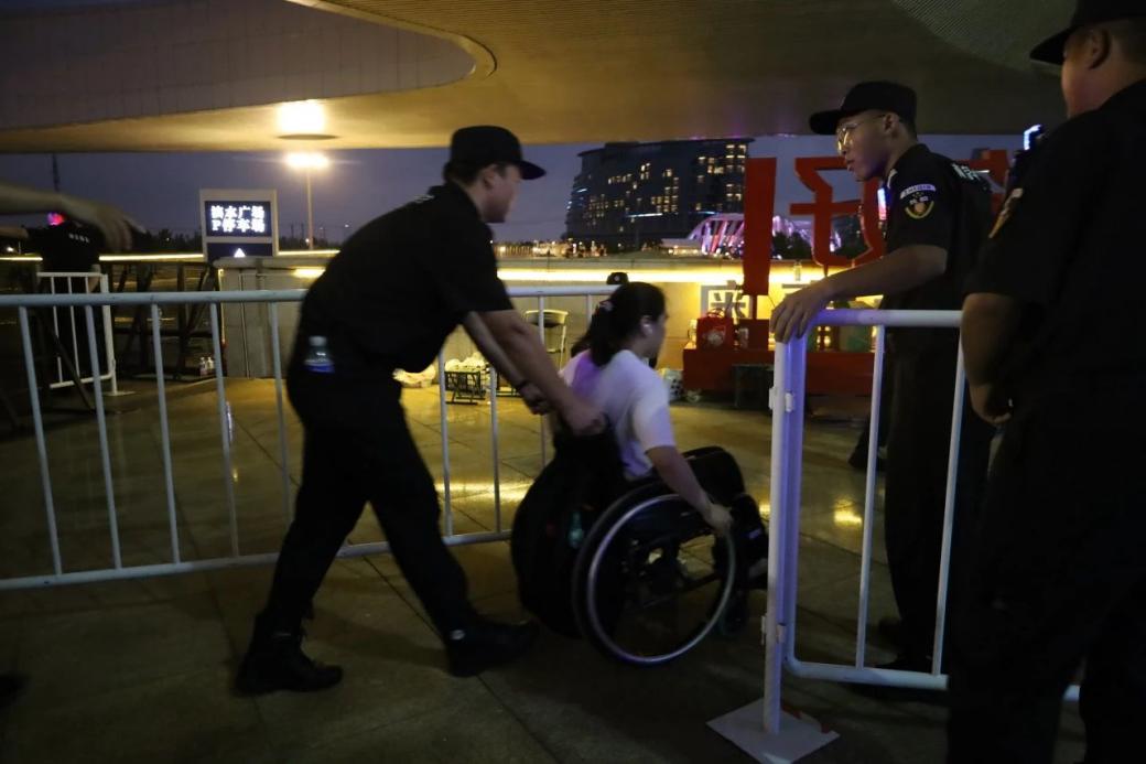 C:/Users/Administrator/Desktop/臺(tái)風(fēng)“貝碧嘉”來(lái)襲，南京保安積極應(yīng)對(duì)，“守”護(hù)萬(wàn)家團(tuán)圓！/13.jpg13