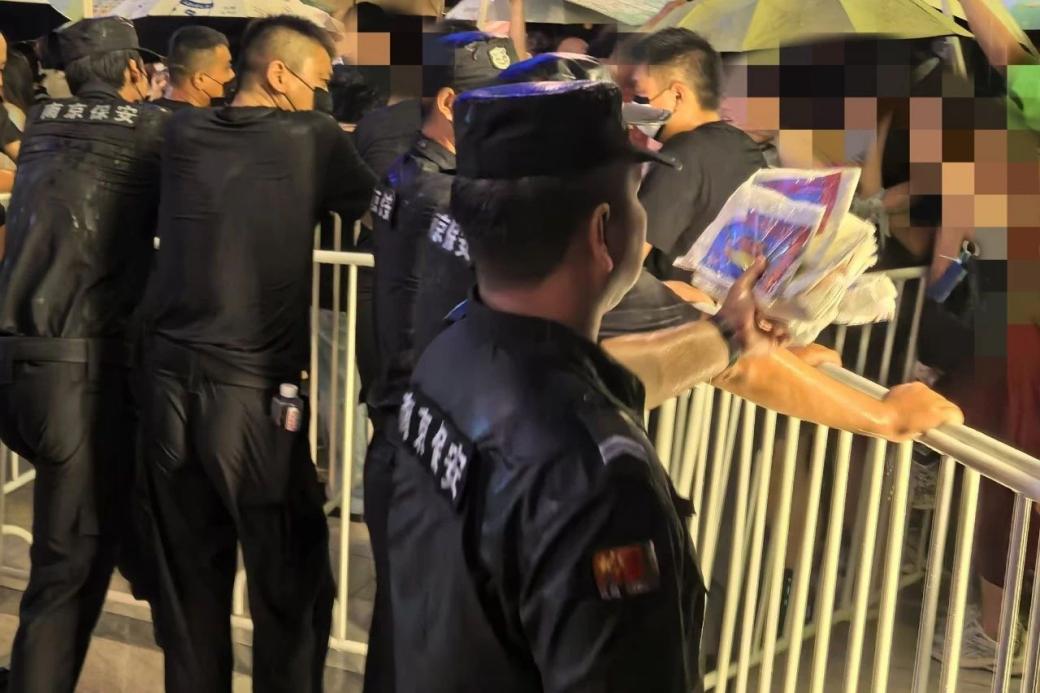 C:/Users/Administrator/Desktop/臺(tái)風(fēng)“貝碧嘉”來(lái)襲，南京保安積極應(yīng)對(duì)，“守”護(hù)萬(wàn)家團(tuán)圓！/11.jpg11