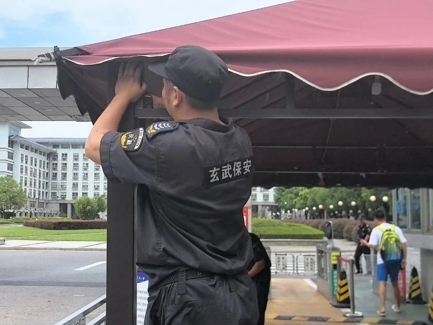 C:/Users/Administrator/Desktop/臺(tái)風(fēng)“貝碧嘉”來(lái)襲，南京保安積極應(yīng)對(duì)，“守”護(hù)萬(wàn)家團(tuán)圓！/6.jpg6