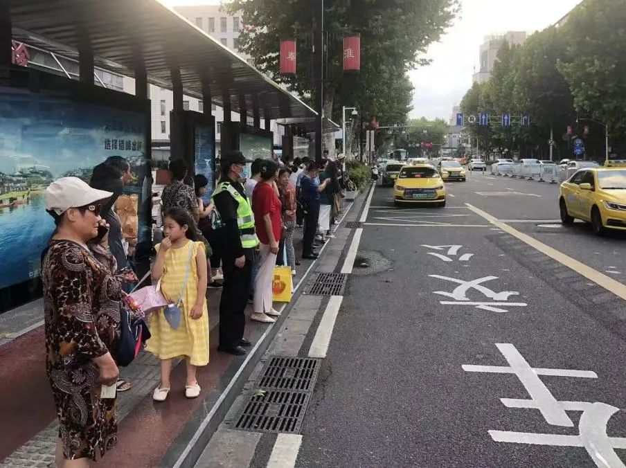 C:/Users/Administrator/Desktop/臺(tái)風(fēng)“貝碧嘉”來(lái)襲，南京保安積極應(yīng)對(duì)，“守”護(hù)萬(wàn)家團(tuán)圓！/2.jpg2