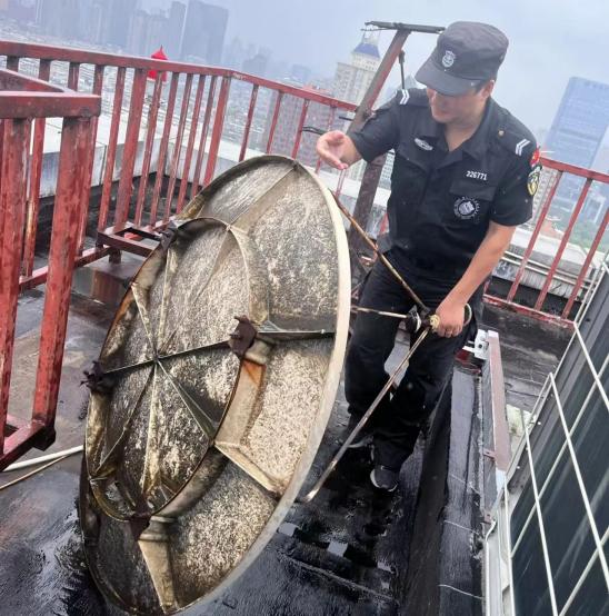 C:/Users/BA/Desktop/風(fēng)雨過后南京保安迅速行動(dòng)，恢復(fù)安“寧”面貌/11.jpg11