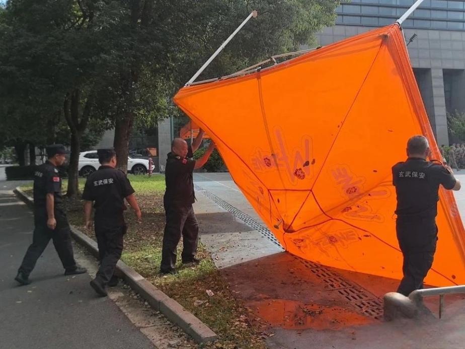 C:/Users/Administrator/Desktop/臺(tái)風(fēng)“貝碧嘉”來(lái)襲，南京保安積極應(yīng)對(duì)，“守”護(hù)萬(wàn)家團(tuán)圓！/3.jpg3