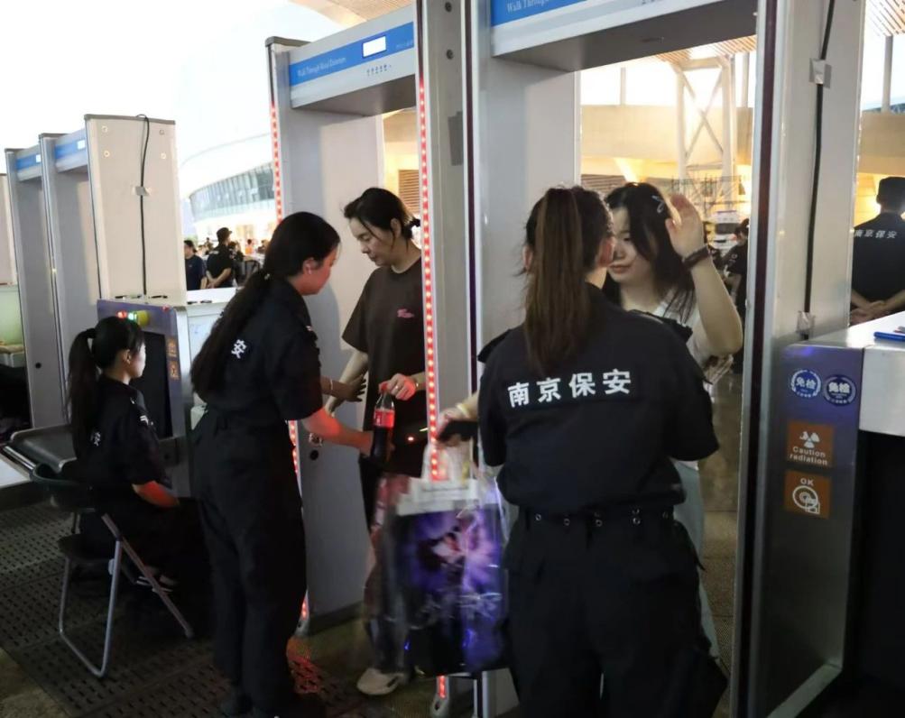 C:/Users/Administrator/Desktop/“安保鐵軍、硬核保障”2024系列報(bào)道四十二——南京市保安服務(wù)有限公司成功護(hù)航張碧晨「今兒個(gè)開心」十周年巡回演唱會(huì)南京站安保任務(wù)/2.jpg2