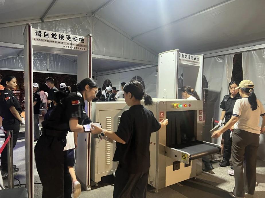 C:/Users/Administrator/Desktop/臺(tái)風(fēng)“貝碧嘉”來(lái)襲，南京保安積極應(yīng)對(duì)，“守”護(hù)萬(wàn)家團(tuán)圓！/9.jpg9