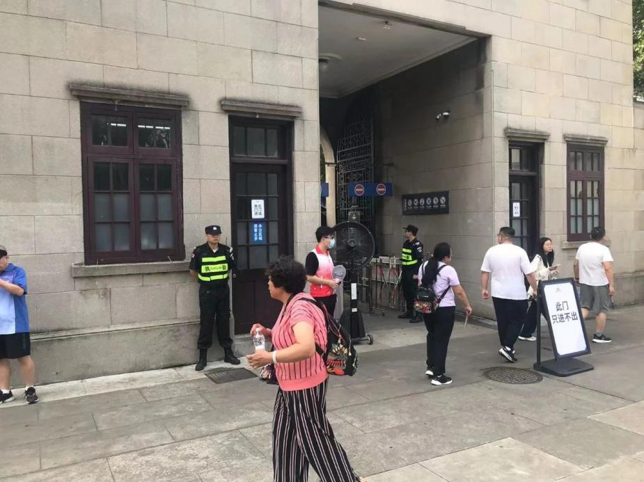 C:/Users/Administrator/Desktop/臺(tái)風(fēng)“貝碧嘉”來(lái)襲，南京保安積極應(yīng)對(duì)，“守”護(hù)萬(wàn)家團(tuán)圓！/8.jpg8