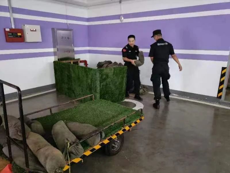 C:/Users/Administrator/Desktop/臺(tái)風(fēng)“貝碧嘉”來(lái)襲，南京保安積極應(yīng)對(duì)，“守”護(hù)萬(wàn)家團(tuán)圓！/5.jpg5